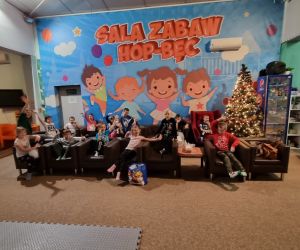 Dzieci odpoczywają po zabawie w Sali zabaw na fotelach