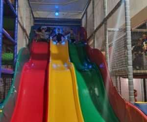 Dzieci zjeżdżają ze zjeżdżalni