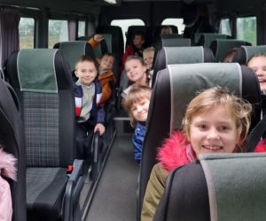 Dzieci wracają busem do domu