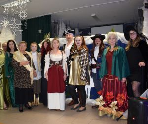 Grupa osób stoi na scenie