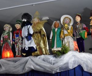 Scena z teatrzyku kukiełkowego, parawan, kukiełki