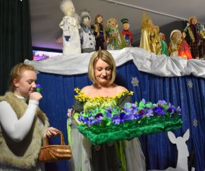 Scena z teatrzyku kukiełkowego, parawan, kukiełki, Pani Wiosna i Jagódka