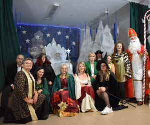 Grupa osób stoi na scenie