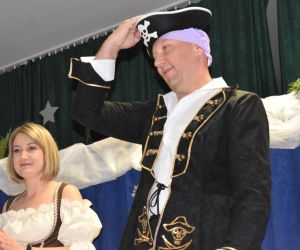 Dwie osoby przed sceną