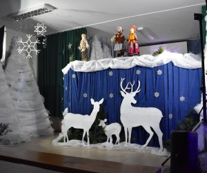 Scena z teatrzyku kukiełkowego, parawan, kukiełki