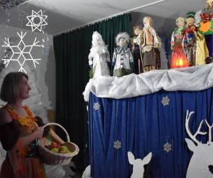 Scena z teatrzyku kukiełkowego, parawan, kukiełki, Pani Jesień