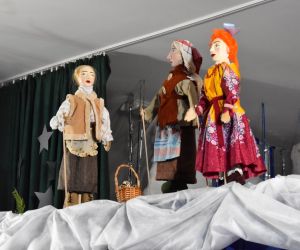 Scena z teatrzyku kukiełkowego, parawan, kukiełki