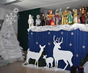 Scena z teatrzyku kukiełkowego, parawan, kukiełki