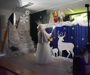 Scena z teatrzyku kukiełkowego, parawan, kukiełki, Królowa Śniegu