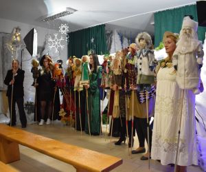 Grupa osób stoi na scenie