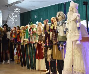 Grupa osób stoi na scenie