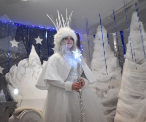 Królowa Śniegu stoi na scenie