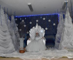 Królowa Śniegu siedzi na tronie