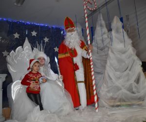 Mikołaj z Królową Śniegu i dziecko