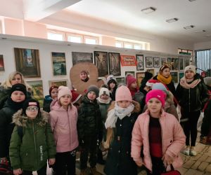  Młodsi uczniowie oczekują na seans