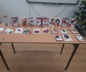 Na stoliku znajdują się kartki wykonane przez uczniów