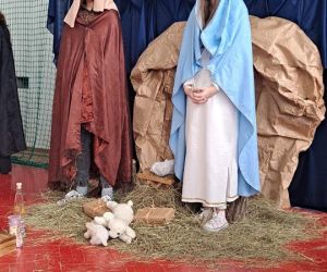 Uczniowie przebrani za Maryję i Józefa