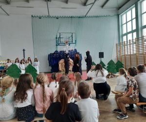 Uczniowie występujący na scenie w roli diabłów