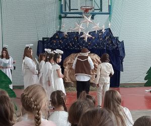 Uczniowie przebrani za pasterzy oraz dziewczynki w strojach aniołków