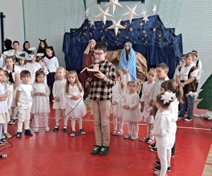 Uczeń czyta Pismo Św.