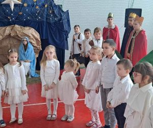 Przedszkolaki śpiewają kolędy