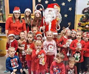 Młodsza grupa na zdjęciu grupowym z Mikołajem