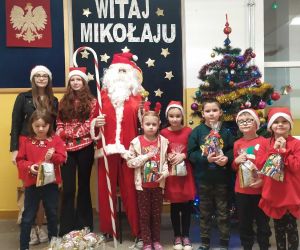 Grupa dzieci 6-letnich na zdjęciu z Mikołajem i pomocnikami