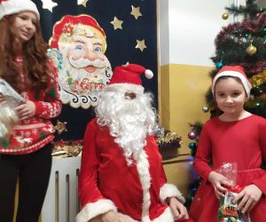 Dziewczynka z paczką od Mikołaja