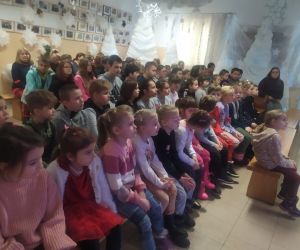 Dzieci siedzą i czekają na przedstawienie