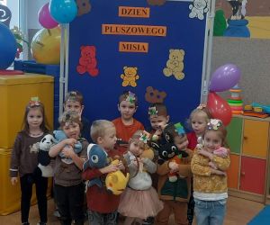 Przedszkolaki ze swoimi misiami