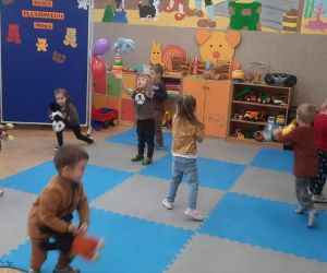 Przedszkolaki podczas zabawy muzycznej z misiami