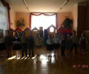 Dzieci stoją w rzędzie, 