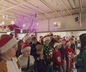 Uczniowie zwiedzają muzeum z przewodnikiem