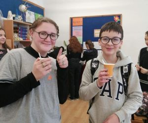 Uczniowie piją herbatę