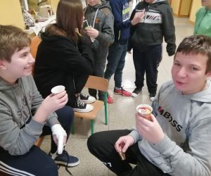 Uczniowie piją herbatę