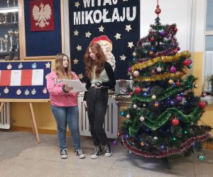 Dwie uczennice śpiewają pastorałkę 