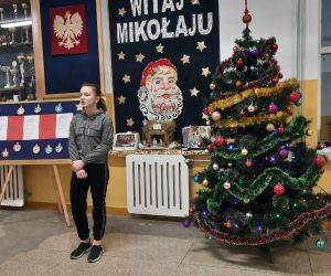 Uczennica śpiewa kolędę