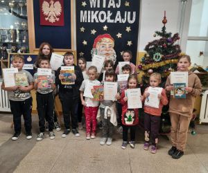 Laureaci konkursów z dyplomami i nagrodami 