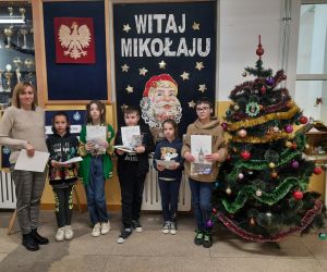 Nauczycielka i laureaci konkursów  językowych