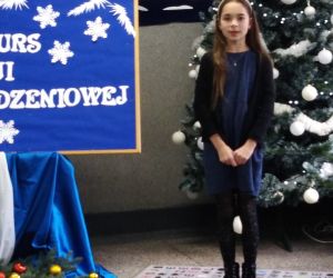 Uczennica w trakcie wystąpienia