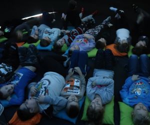 Uczniowie w trakcie oglądania filmu