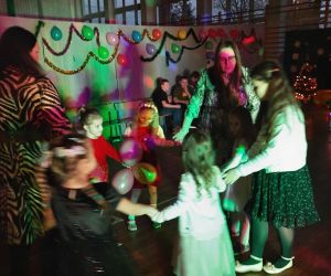 Nauczycielki tańczą z dziećmi