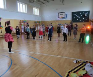 Dzieci biorą udział w zabawie  pod kierunkiem Pani animator.