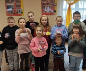 Zdjęcie przedstawia dzieci pozujące ze swoimi pracami. 