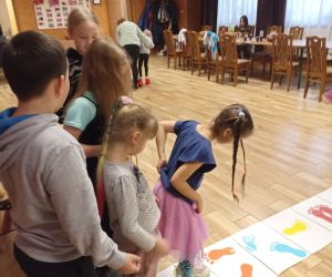 Zdjęcie przedstawia dzieci podczas zabawy.