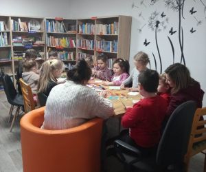 Zdjęcie przedstawia dzieci podczas wykonywania pracy plastycznej.