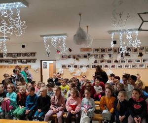 Zdjęcie przedstawia dzieci podczas przedstawienia teatralnego.