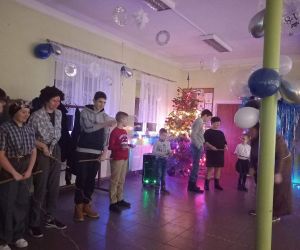 Zdjęcie przedstawia grupę osób w trakcie zabawy karnawałowej.