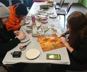 Zdjęcie przedstawia młodzież podczas warsztatów.