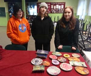 Zdjęcie przedstawia dzieci pozujące do zdjęcia wraz ze swoimi pracami plastycznymi.